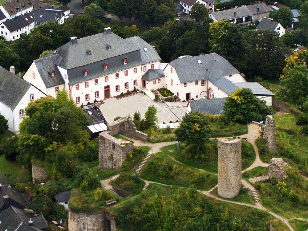 Schlosshotel Burghaus Kronenburg Dahlem  Exterior photo